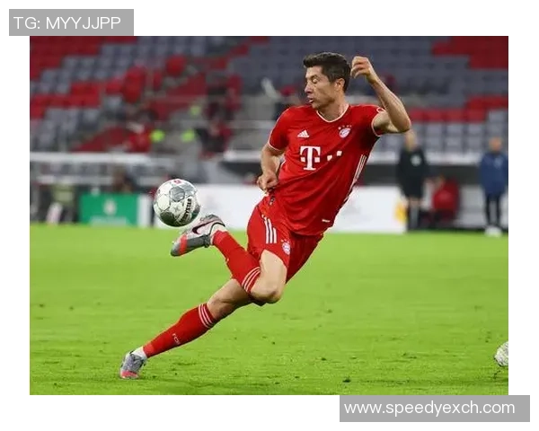 莱万重返安联球场引发拜仁球迷愤怒反响直言其忘恩负义